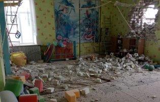 На Донбасі снаряд бойовиків влучив у дитячий садок: двоє працівників отримали контузію
