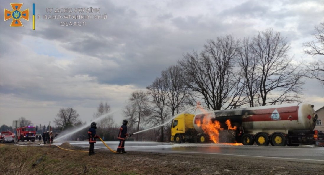На Прикарпатті другий день горить цистерна з газом