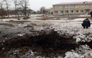 На Луганщині бойовики влучили снарядом у двір ліцею, де були заняття