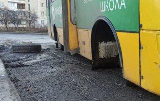У Луцьку в маршрутки відлетіло колесо