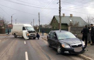 У Нововолинську бус відкинув легковик на тротуар