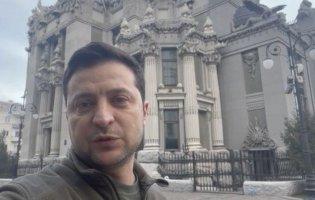 «Не вірте фейкам, ніякої зброї ми не складемо», - президент Зеленський