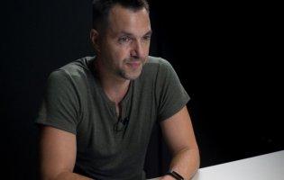 Арестович про ситуацію на фронті: у Харкові оточили і знищили 12 авто росіян