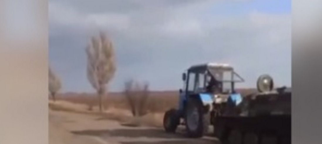 Українські фермери тракторами крадуть в росіян бронетехніку