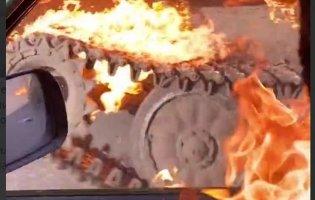 Українці закидали техніку росіян коктейлями Молотова прямо зі свого авто