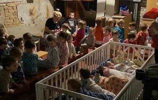 Фото, яке має побачити увесь світ: укриття дитбудинку в Україні