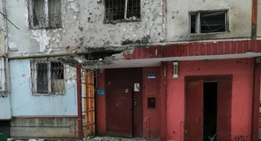 У Харкові окупанти під час обстрілу влучили в багатоповерхівку