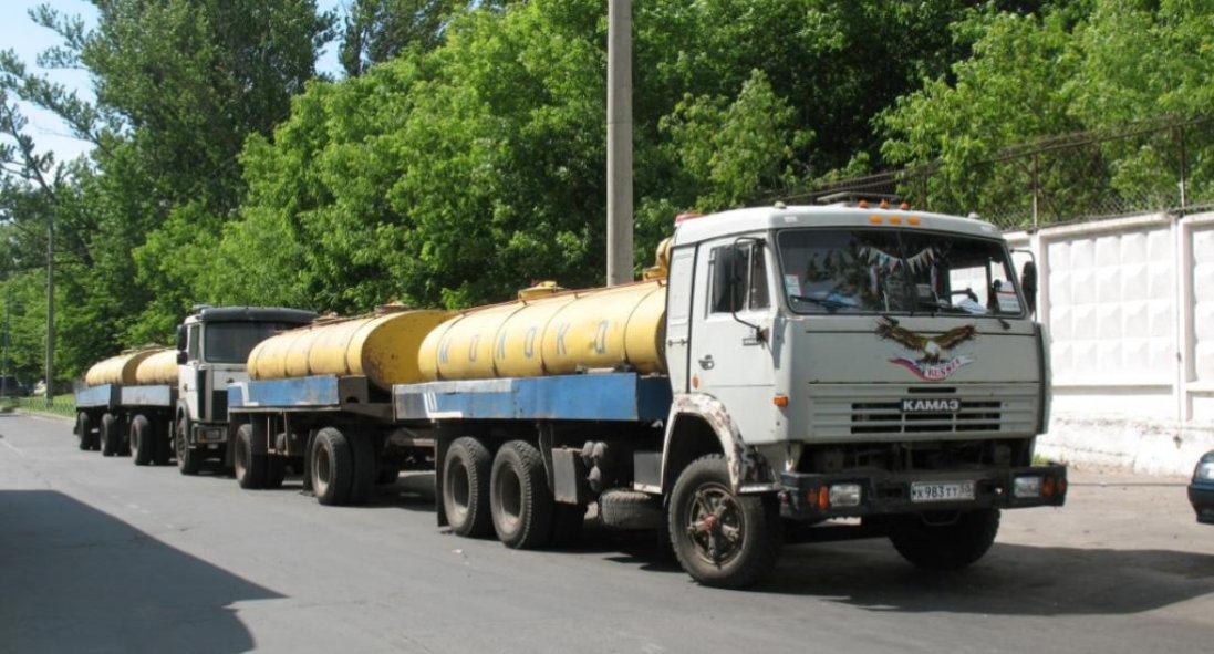 Під Києвом дідусь молоковозом перекрив дорогу окупантам