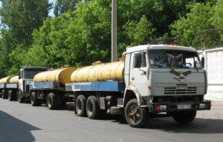 Під Києвом дідусь молоковозом перекрив дорогу окупантам