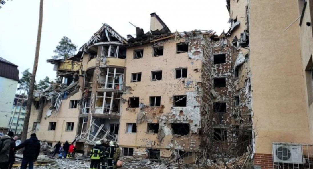 Показали відео обстріляної багатоповерхівки в Ірпіні