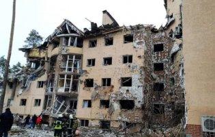 Показали відео обстріляної багатоповерхівки в Ірпіні