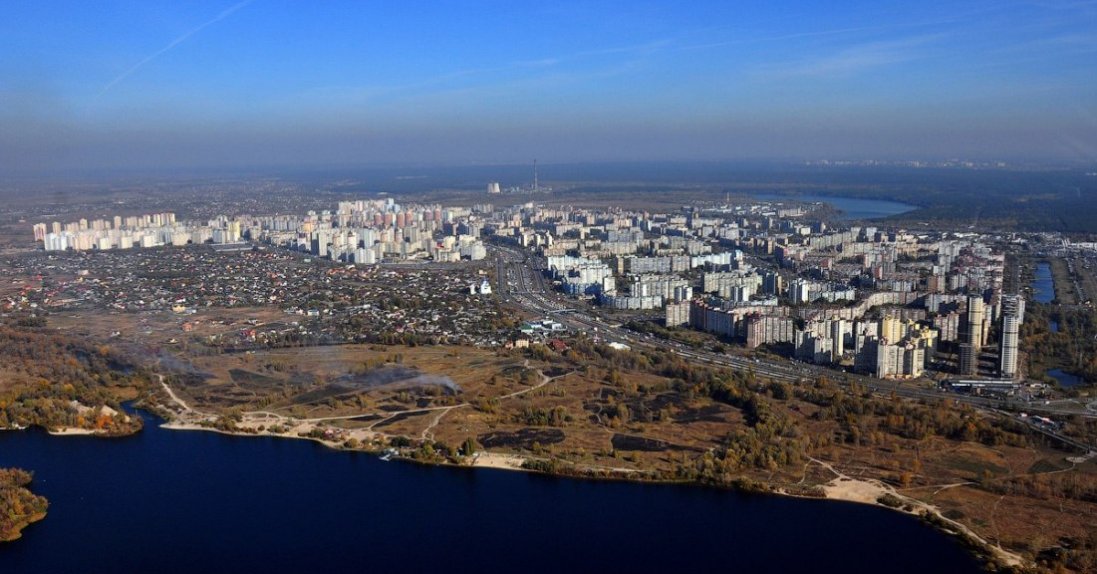 У Києві на Троєщині снаряд влучив посеред подвір'я багатоповерхівки