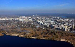 У Києві на Троєщині снаряд влучив посеред подвір'я багатоповерхівки