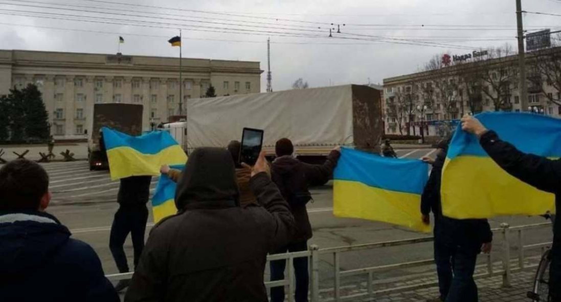 На Херсонщині люди зустріли гуманітарну допомогу РФ з українськими прапорами