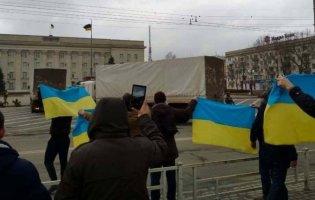 На Херсонщині люди зустріли гуманітарну допомогу РФ з українськими прапорами