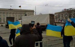 В Херсоні люди відмовились від подачок ворога: «гумдопомога» росіян нікому не потрібна