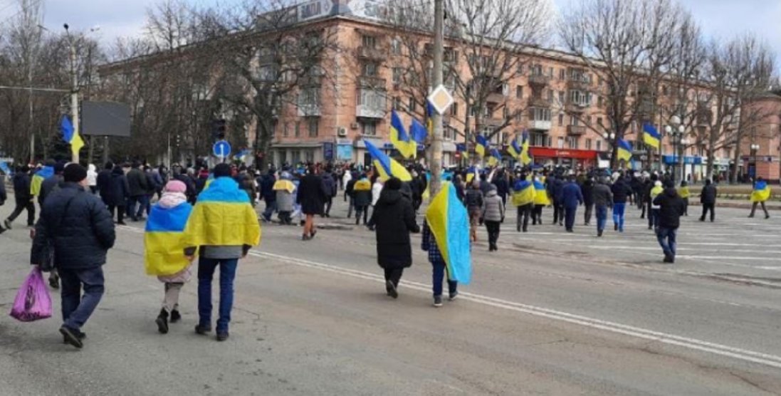 «Забрали БТР окупантів та їздять на ньому з українським прапором»:  в Херсоні масовий мітинг