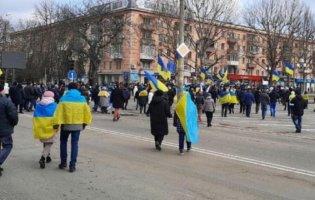 «Забрали БТР окупантів та їздять на ньому з українським прапором»:  в Херсоні масовий мітинг
