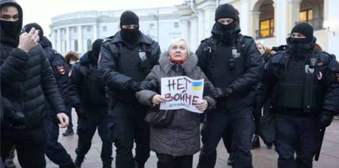 Росіяни вийшли на антивоєнні акції:  поліція жорстоко б’є людей