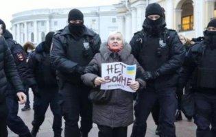 Росіяни вийшли на антивоєнні акції:  поліція жорстоко б’є людей