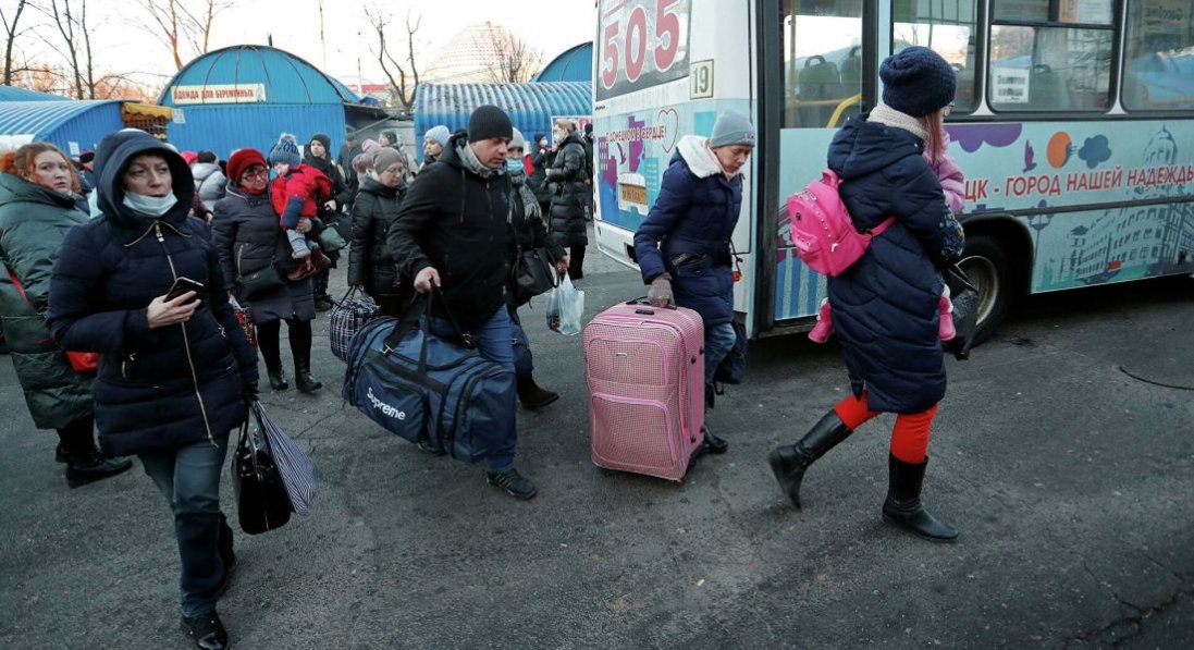 Росія збирає своїх людей та видає їх за евакуйованих українців