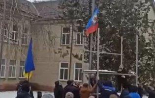 На Луганщині жителі зняли прапор окупантів