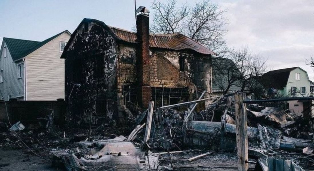 У Києві збили літак окупантів: він впав на приватний будинок