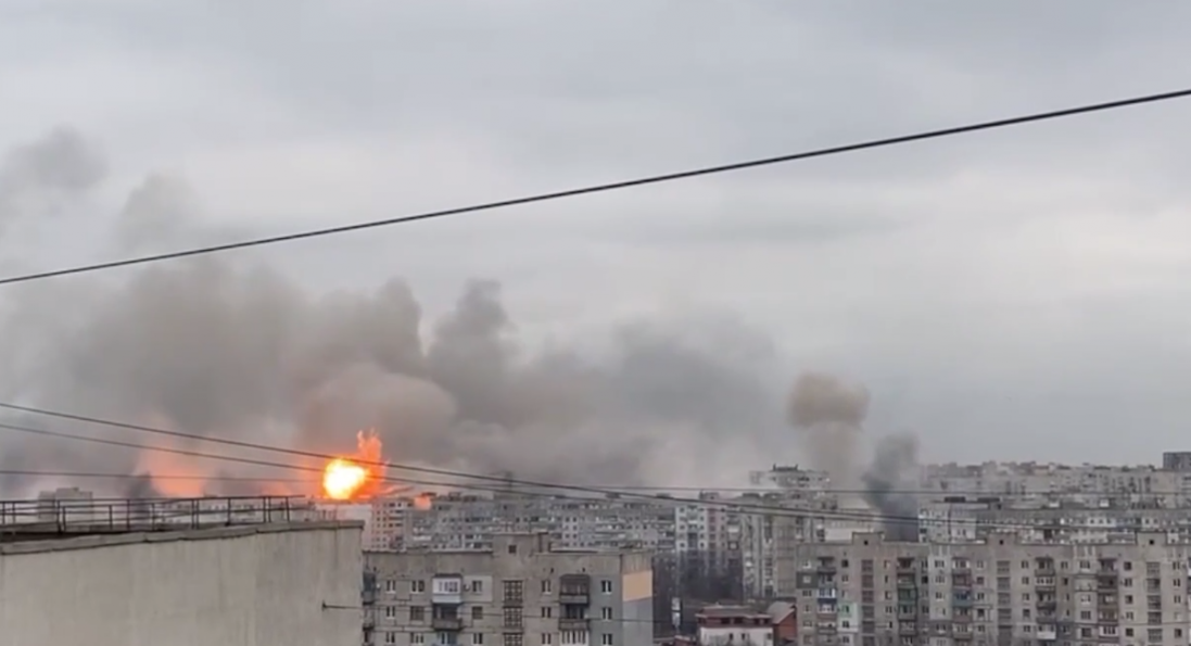 Російські окупанти обстрілюють житлові квартали Маріуполя