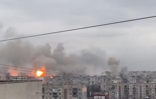 Російські окупанти обстрілюють житлові квартали Маріуполя