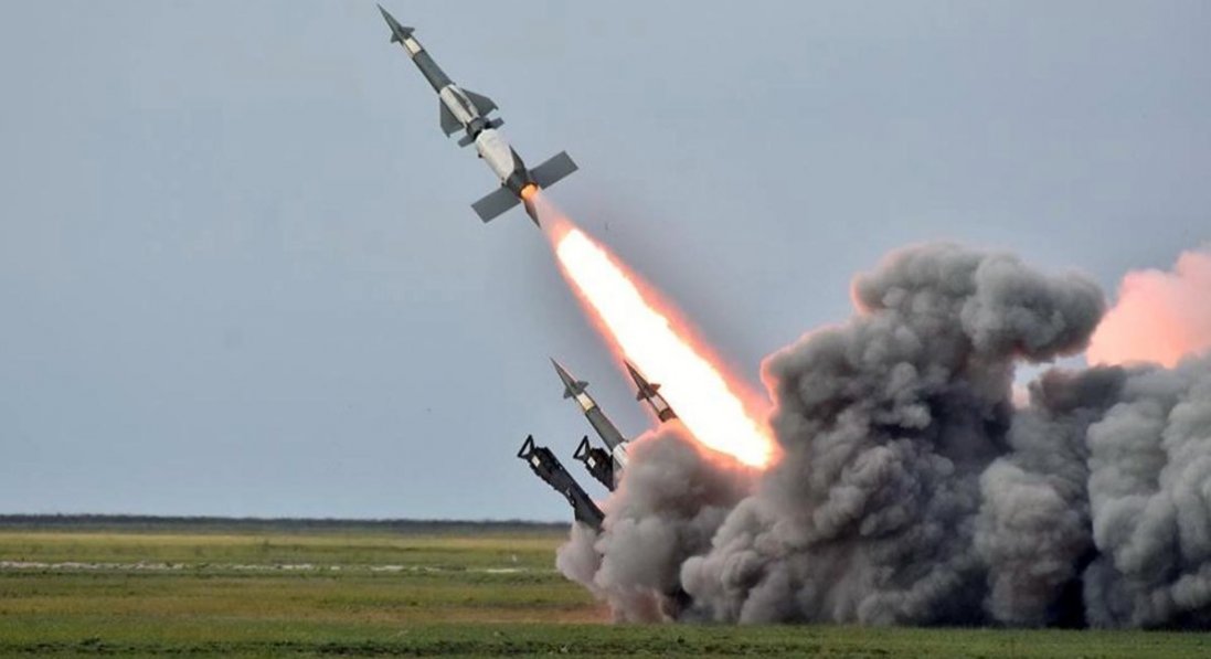 На Дніпропетровщині по аеропорту вдарили дві ракети