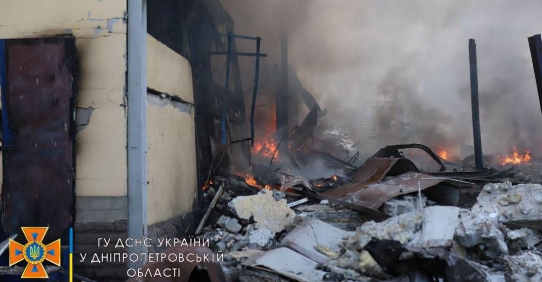 У Дніпрі російські окупанти обстріляли взуттєву фабрику, загинула людина