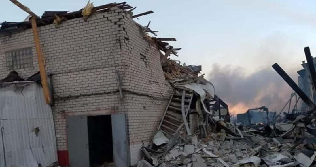 Під Броварами окупанти знищують продуктові склади