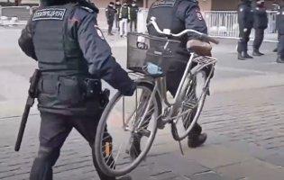 У Москві поліція затримала велосипед під час акції проти війни з Україною