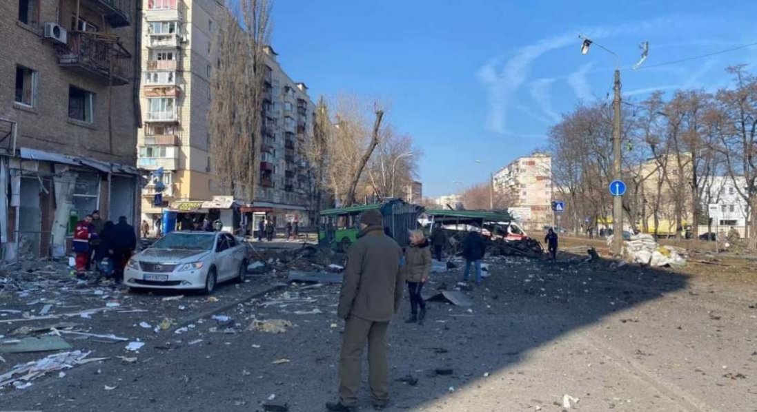 У Києві уламки ракети зруйнували п’ятиповерхівку