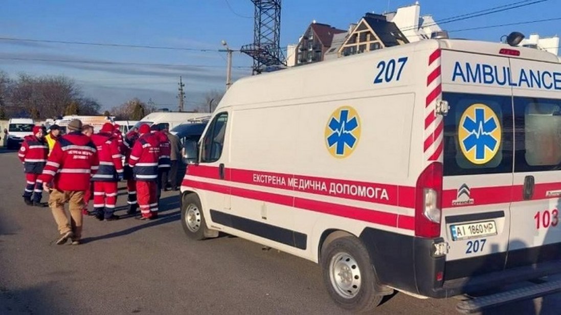Російські терористи обстріляли евакуаційну колону, загинула жінка
