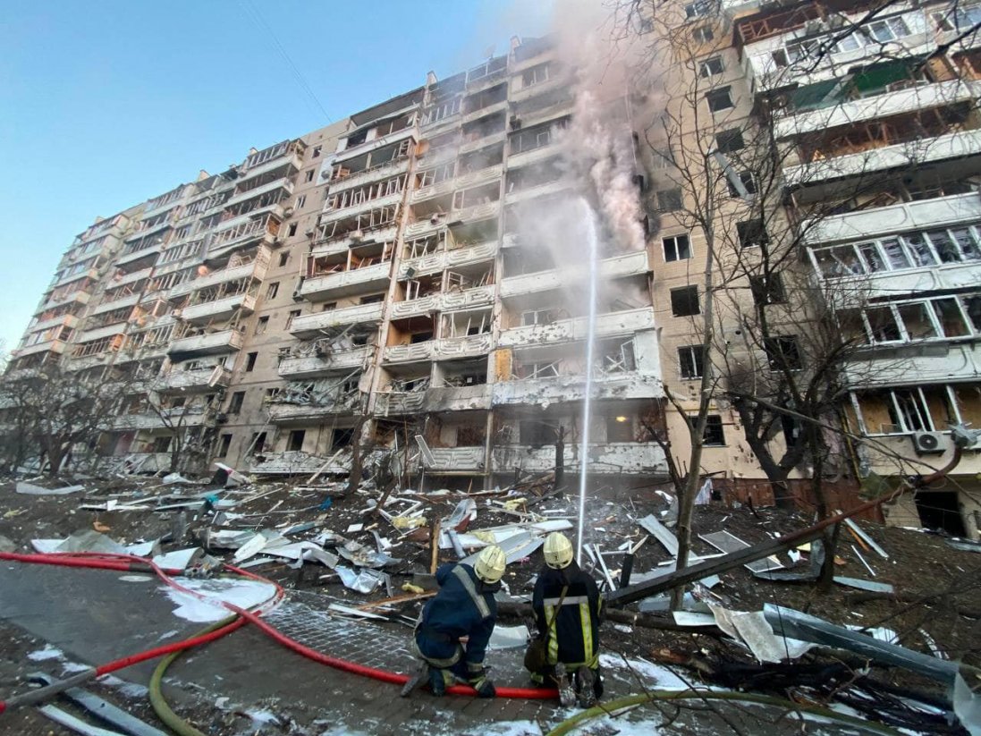 Російські терористи обстріляли багатоповерхівки в Києві
