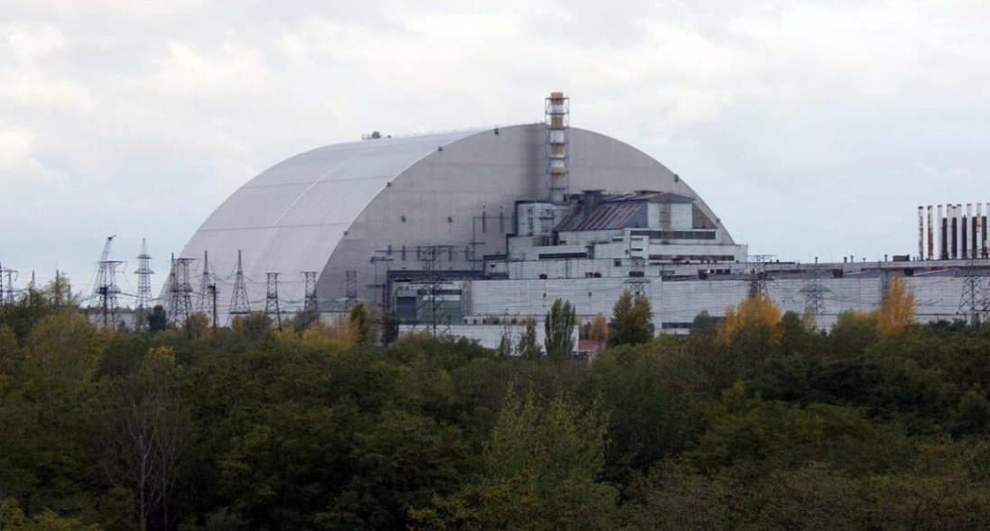 У Чорнобилі окупанти грабують офіси, виносять оргтехніку