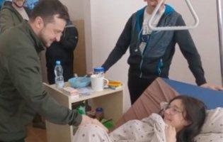 Зеленський відвідав у лікарні родину, яка потрапила під обстріл