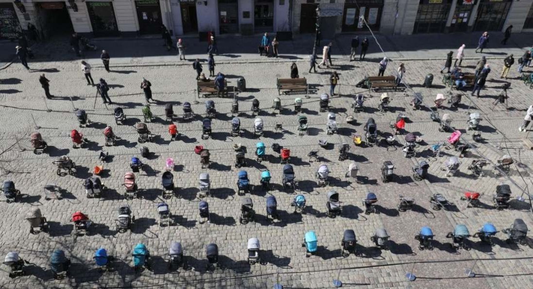 У центрі Львова поставили 109 порожніх візочків: стількох дітей вбили окупанти