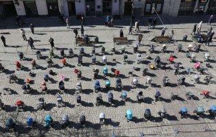 У центрі Львова поставили 109 порожніх візочків: стількох дітей вбили окупанти