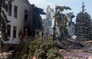 В Маріуполі окупанти скинули бомби на школу мистецтв: там ховалися сотні людей
