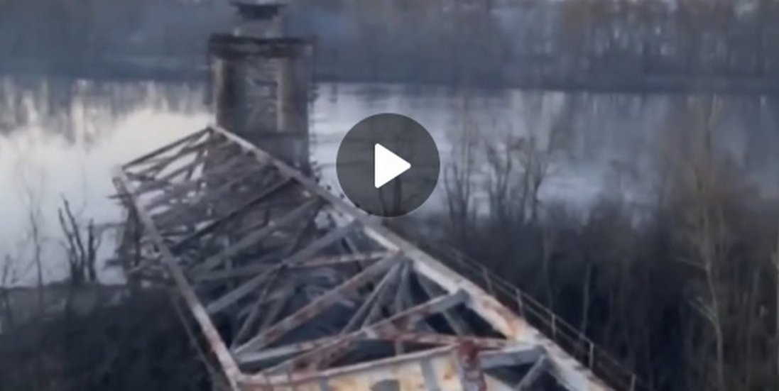 Російські терористи розбомбили міст, яким возили гуманітарну допомогу в Чернігів