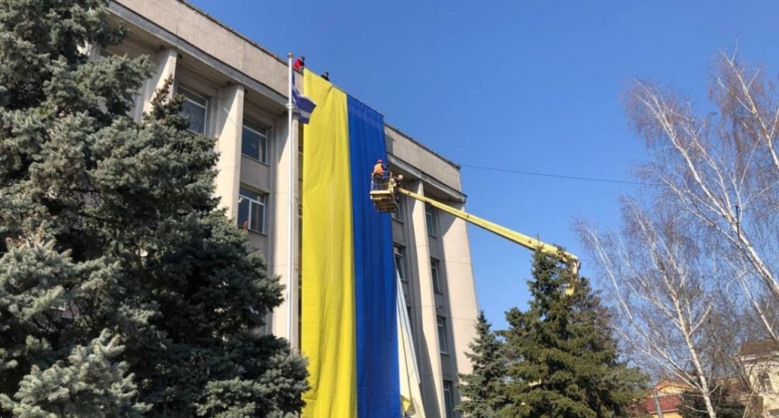 В окупованому Херсоні на будівлю міскради вивісили українский прапор