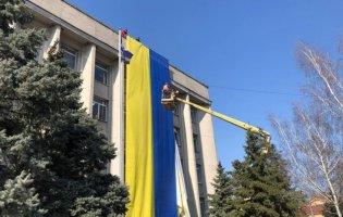 В окупованому Херсоні на будівлю міскради вивісили українский прапор