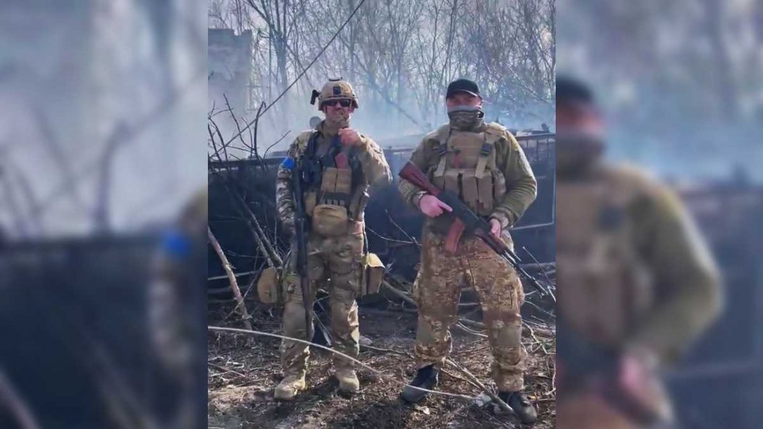 Американські добровольці визволили українське село і зняли позитивне відео на фоні палаючого танка