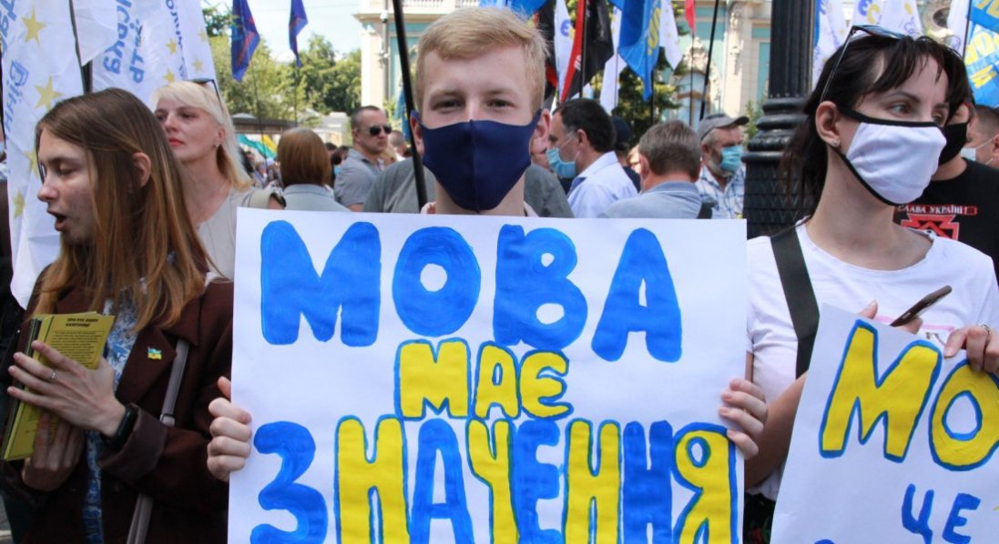 Українці все менше у побуті спілкуються мовою окупанта