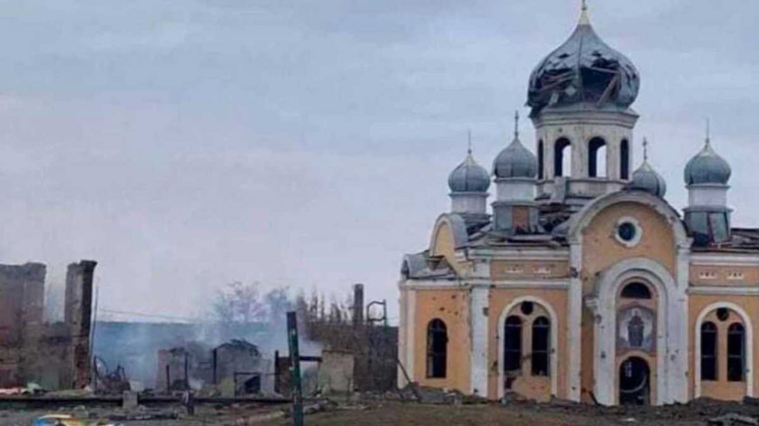 Щодня російські терористи руйнують або нищать дві церкви
