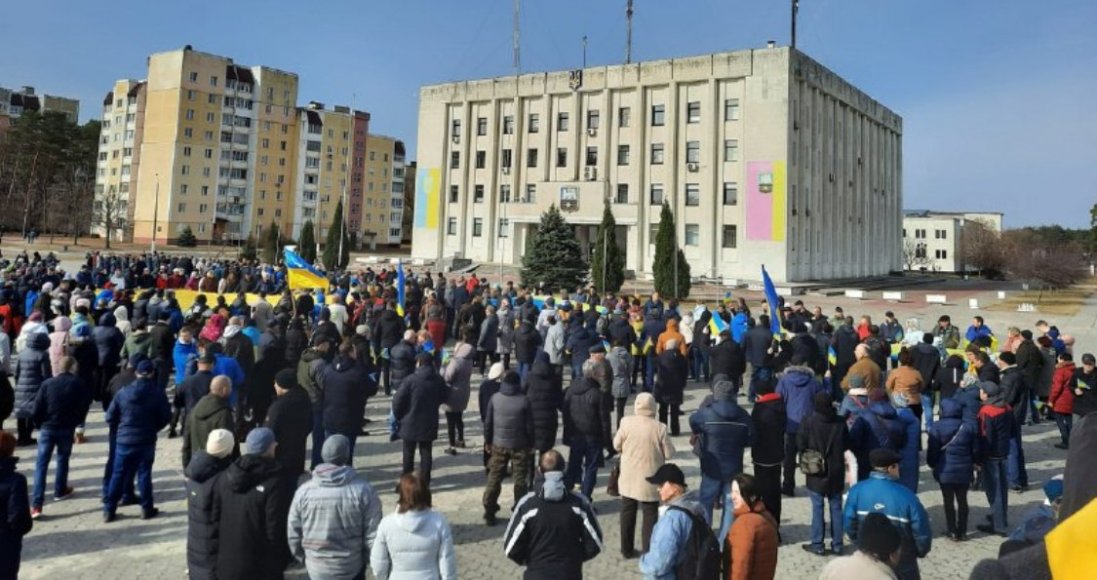 В Славутич увійшли танки окупантів: місцеві вийшли назустріч з прапорами України