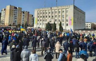 В Славутич увійшли танки окупантів: місцеві вийшли назустріч з прапорами України