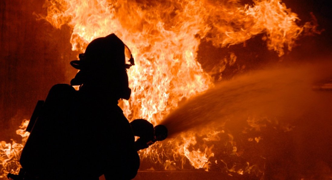Пожежу на нафтобазі в Луцьку локалізували, провели пінну атаку